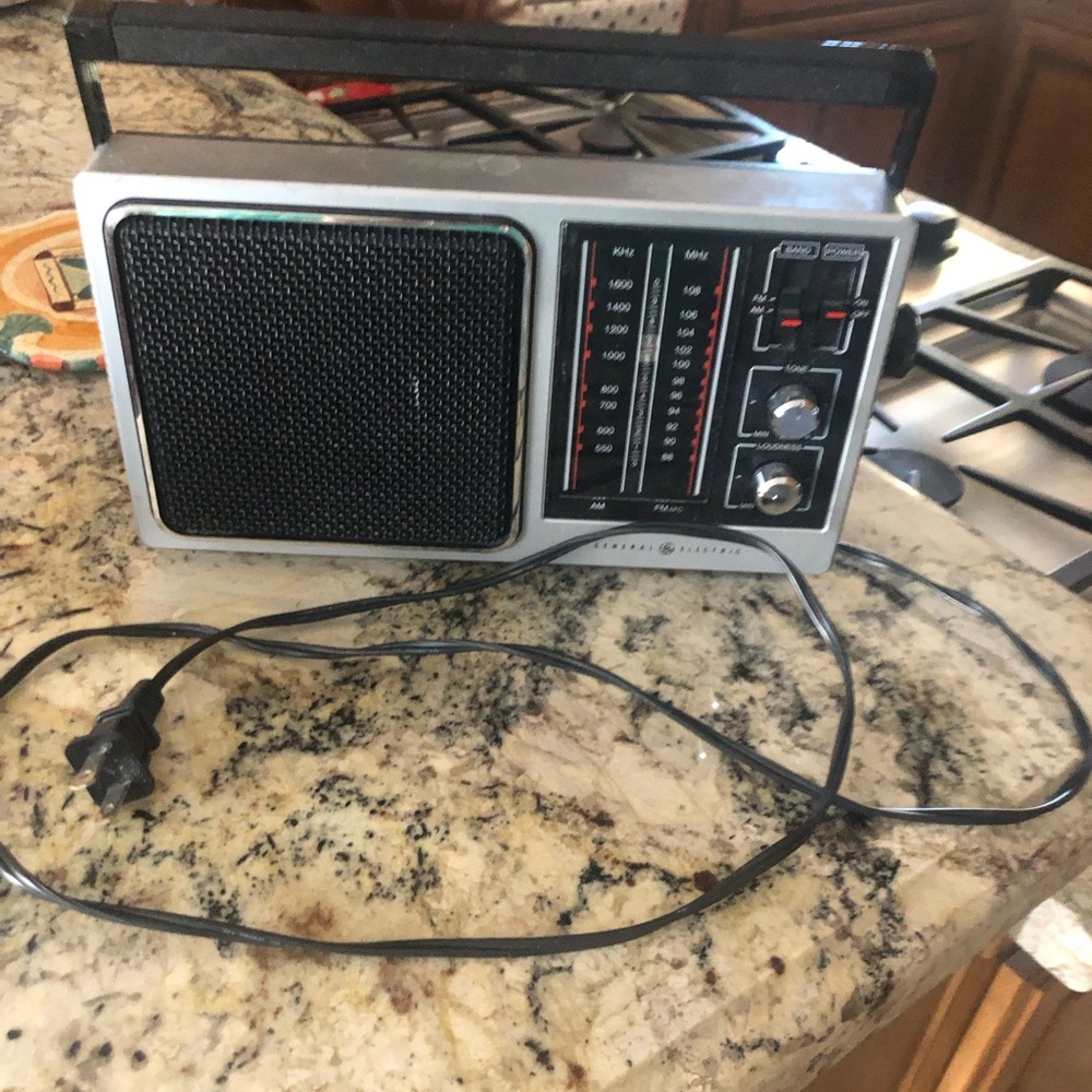 Vintage   Model 7-2857 Electric General Electric AM/FM Radio - Tested & Working